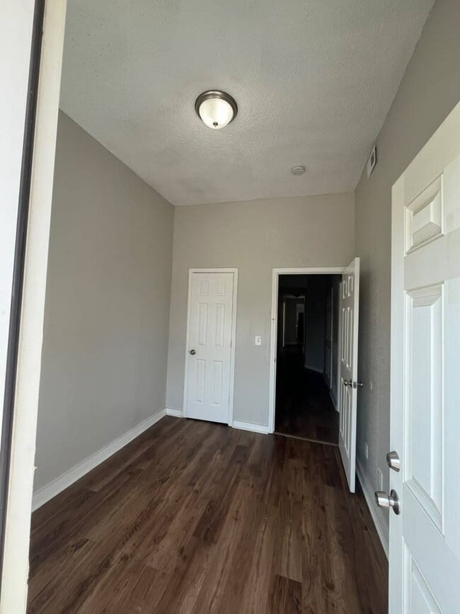 Building Photo - "Charming 4-Bed Duplex in St. Louis City 2nd Floor with Granite Countertops & Gleaming Hardwood F...