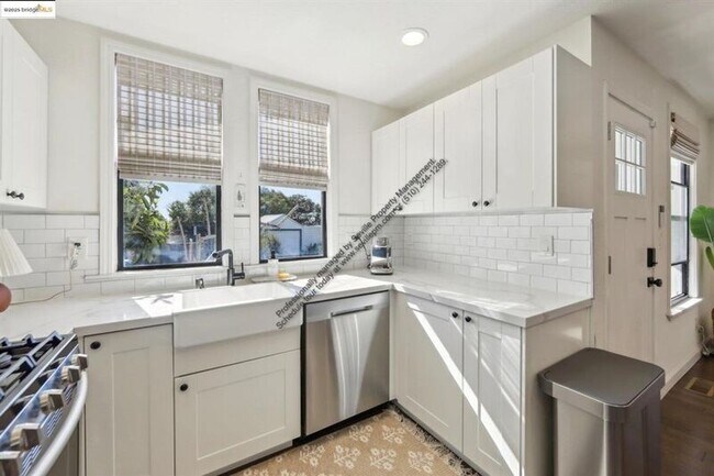 Building Photo - 3360 Arizona St