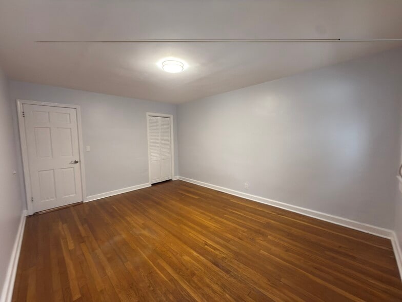 Second bedroom - 530 Broad Ave