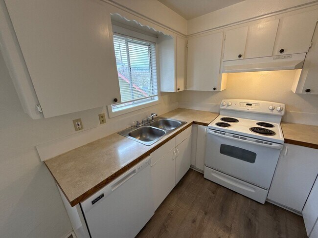 Building Photo - 1594 Tripp St SE