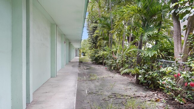 Building Photo - 701 S Royal Poinciana Blvd