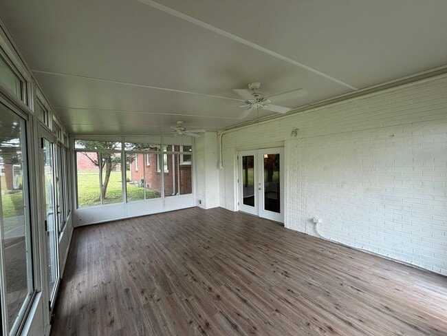 Building Photo - 2 bedroom, 1 bath home near Harding Place