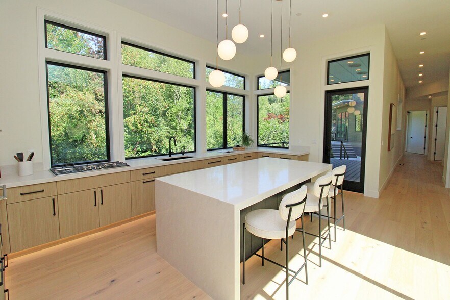 Building Photo - 6233 SW Hamilton Way