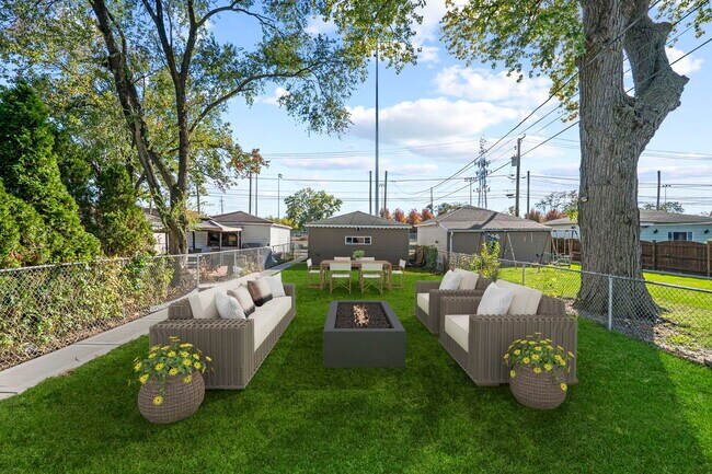 Building Photo - 6444 28th Pl