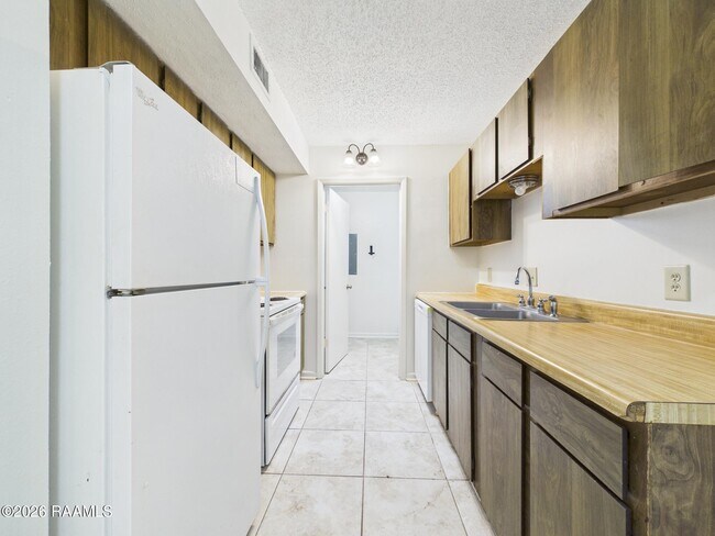 Building Photo - 809 Fox Run Ave