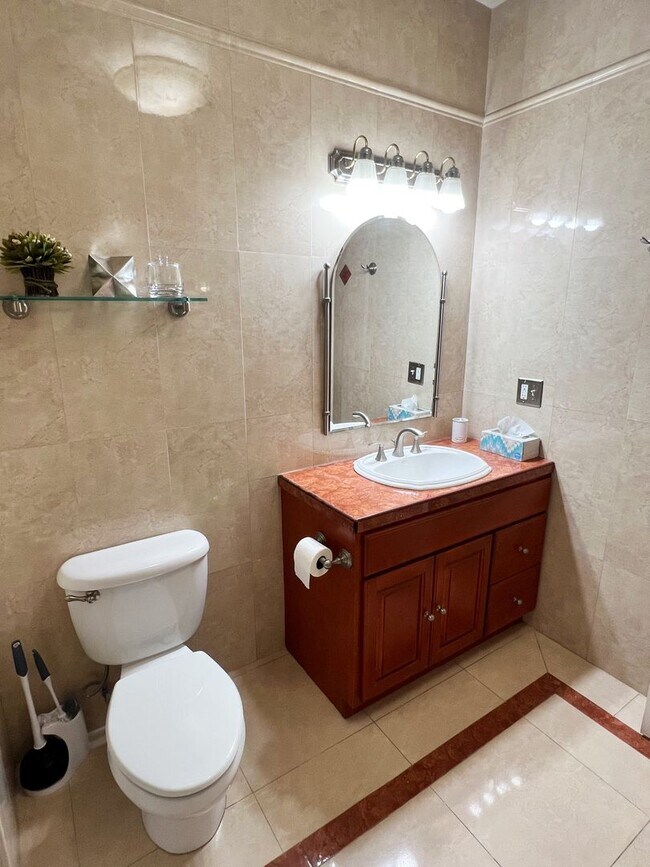 Building Photo - Beautiful 1 Bed/1 Bath Fully Furnished Lig...