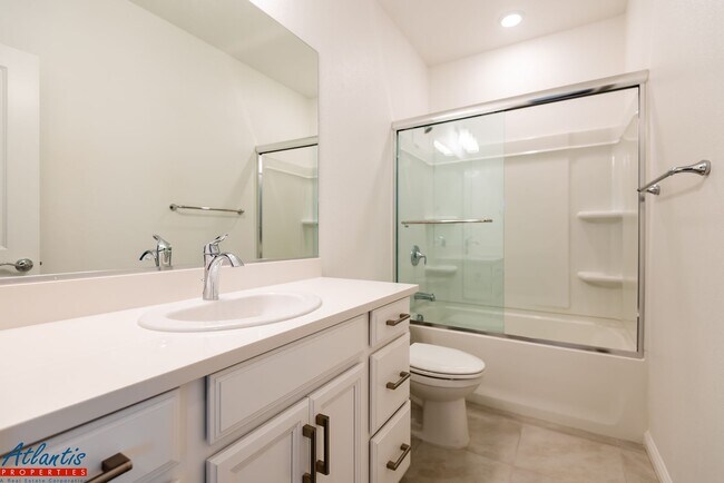 Building Photo - Newly Built Condo | Open Floor Plan | E.V. Outlet