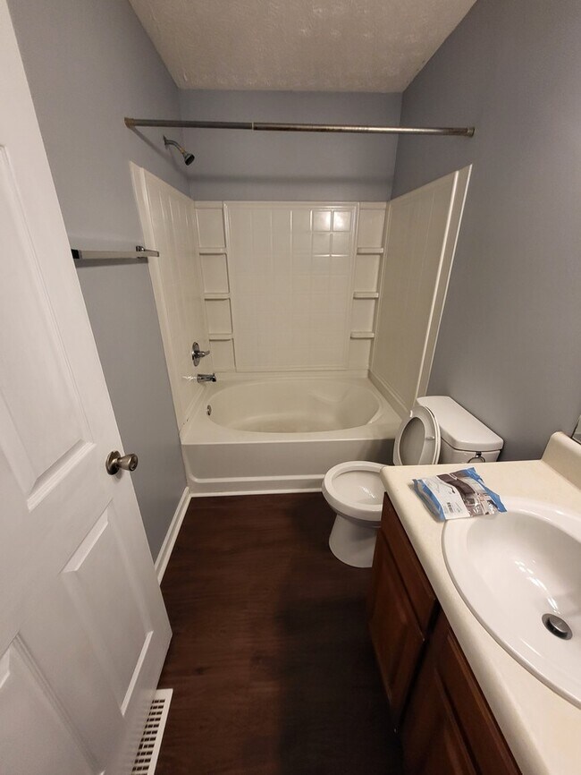 Building Photo - 3 Bedroom Townhouse