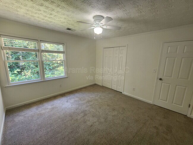 Building Photo - 4860 Tremont Dr NE