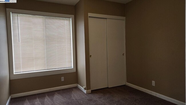 Building Photo - 574 Oriole Ave