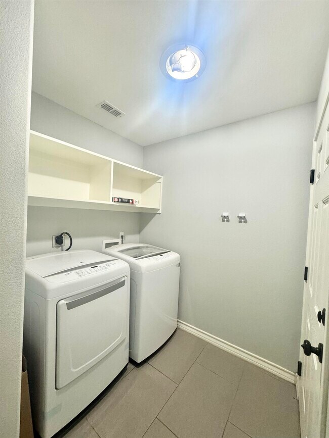 Building Photo - 203 Desert Palm Dr