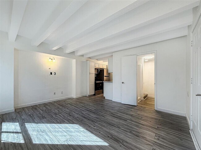 Building Photo - 5914 Lago Vista Way