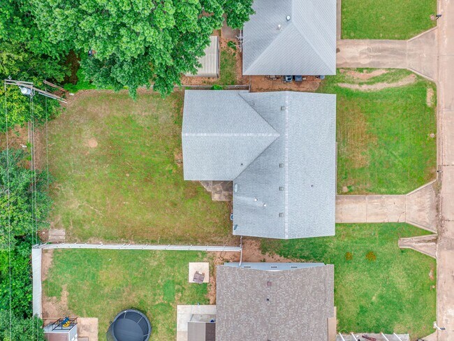 Building Photo - Cute home in Shawnee
