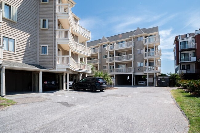 Building Photo - Salty Hammocks A6 @ 1411 S Lake Park Blvd