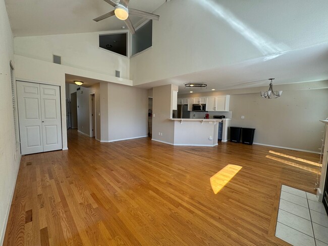 Building Photo - Beautiful 3 bedroom, 2.5 bathroom home in ...