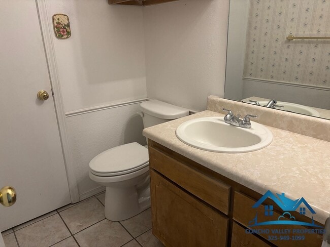 Building Photo - For Rent - 2 Bed/ 1.5 Bath