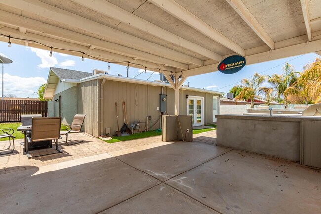 Building Photo - 1100 W 12th St