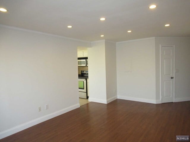 Building Photo - 320 Anderson Ave