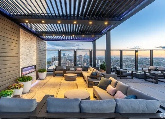 Building Photo - 530 W Hawthorne Pl