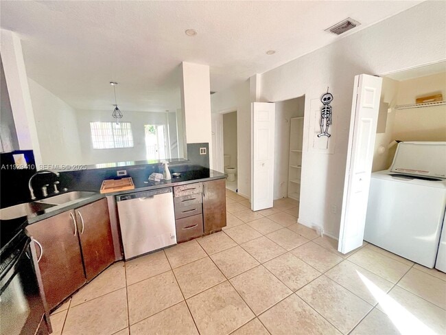 Building Photo - 220 E 4th St