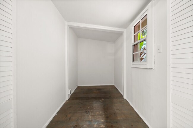Building Photo - 6148 Glen Holly St