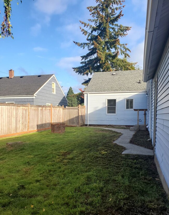 Building Photo - North End 4 bdrm, 2 bath, Oversized Garage...