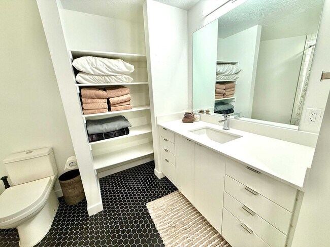 Building Photo - 385 S 400 E