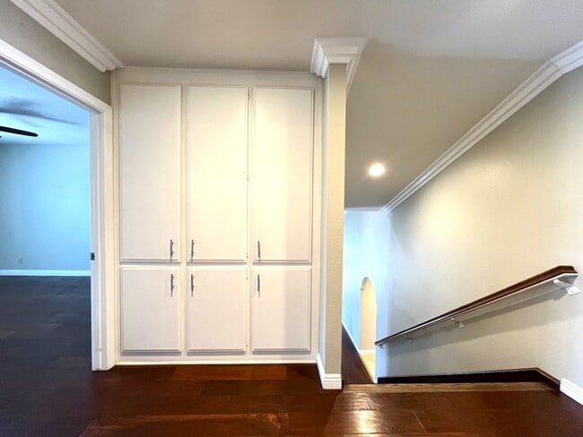 Building Photo - 4 bed, 3 bath located in Anaheim!
