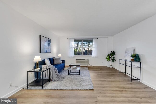 Building Photo - 2030 N Adams St