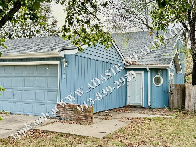 Building Photo - Beautiful 3 Bed 2 Bath Duplex in Lawrence-Available NOW!!