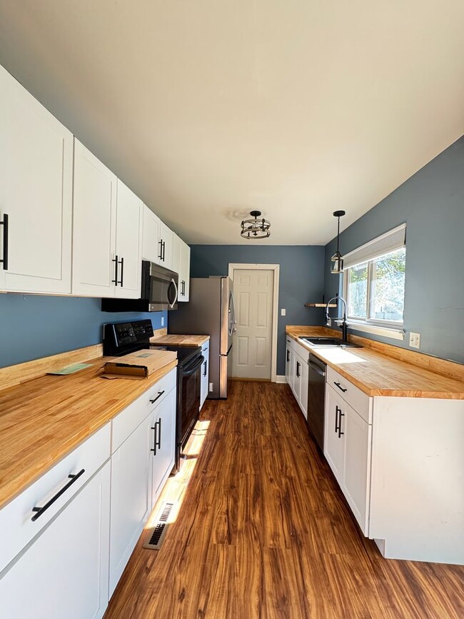 Building Photo - Great Tri-level home-Half of November Free!