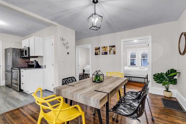 Building Photo - 820 Parkwood Ave