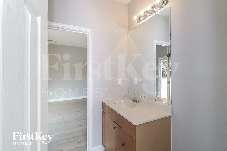 Building Photo - 1627 Eagle Dr