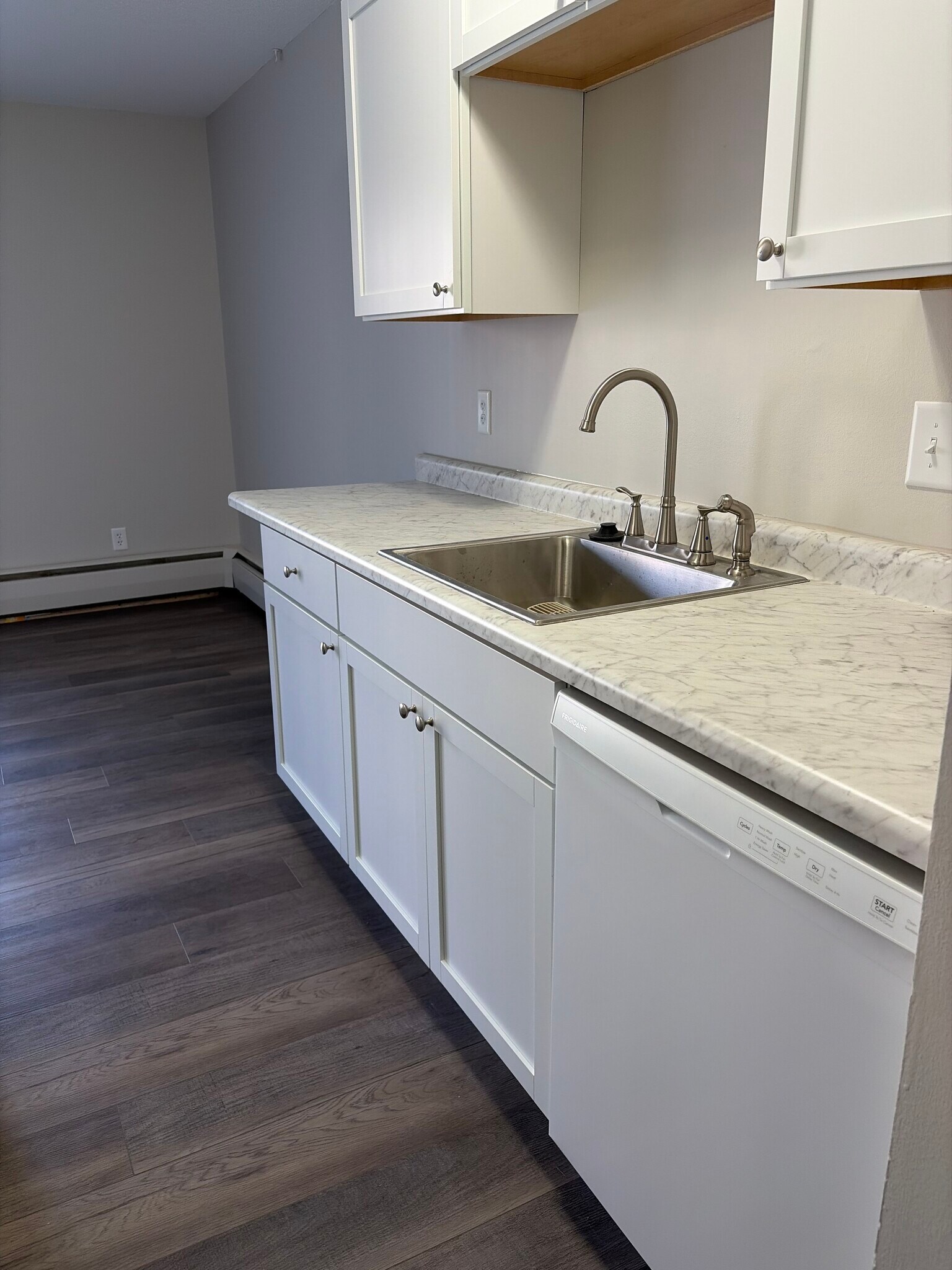 Building Photo - 1025 Smetana Rd