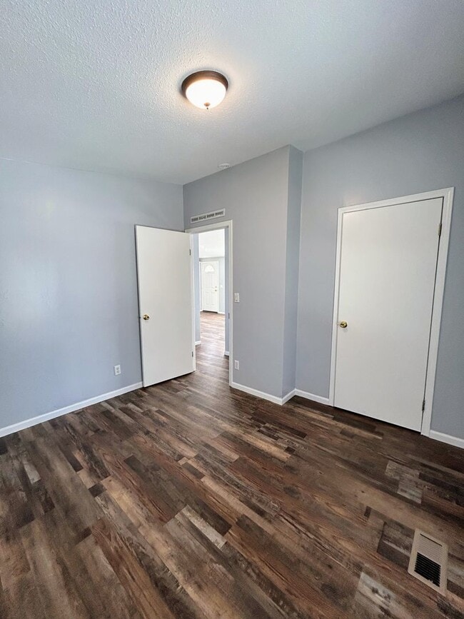 Building Photo - Centrally Located