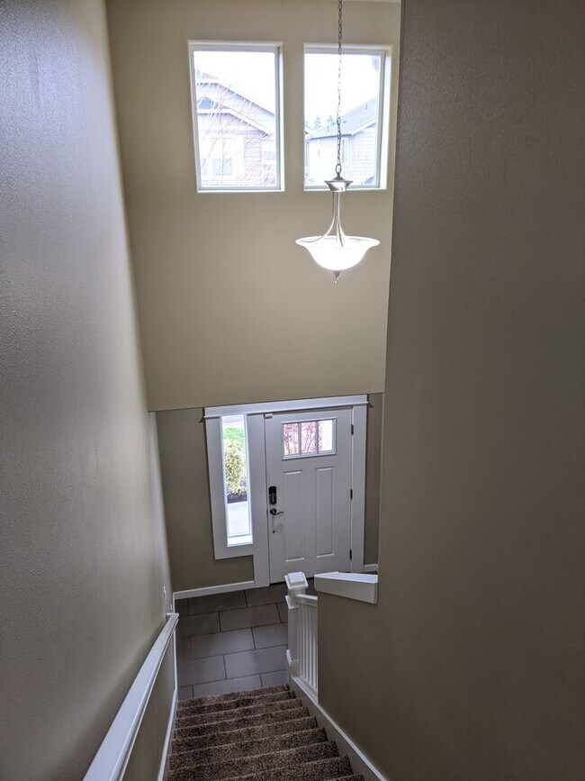 Building Photo - Beautiful 3 Bedroom, 2.5-Bath Home With Op...