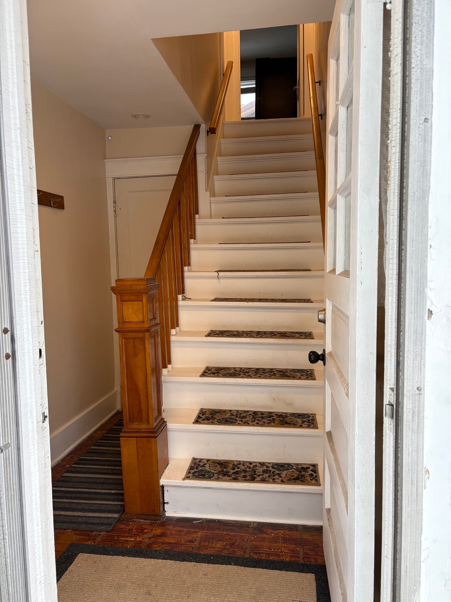 Private Entrance - 38 East St