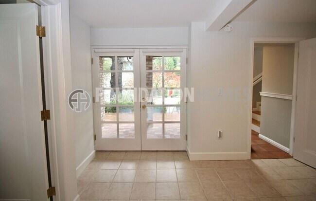 Building Photo - 307 Oakdale Ave