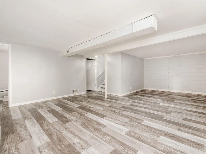 Building Photo - 570 Fairholme Rd