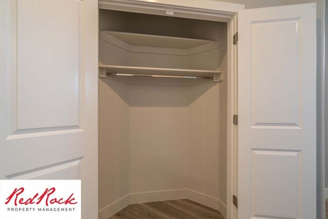 Building Photo - Spacious Townhome in Hurricane Heights