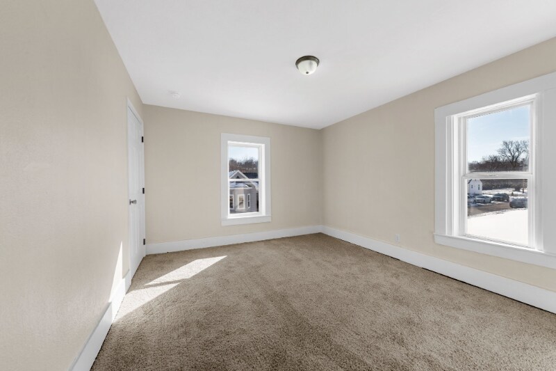 Building Photo - 204 E 2nd St