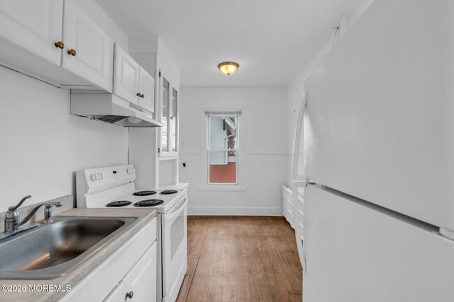Building Photo - 805 Sixth Ave