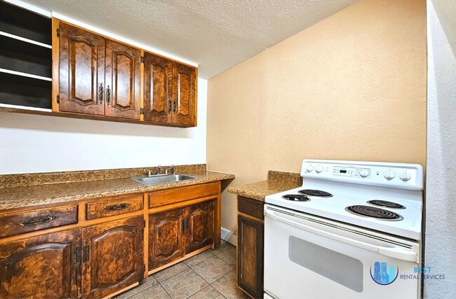 Building Photo - Rare flexible commercial space available for monthly lease on busy Combee Road