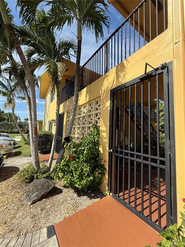 Building Photo - 1733 Mayo St