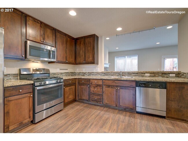 Building Photo - Great 3 Bedroom 2.5 Bathroom Townhouse End Unit!  2 Car Garage  + Washer & Dryer! Near Nike, Inte...