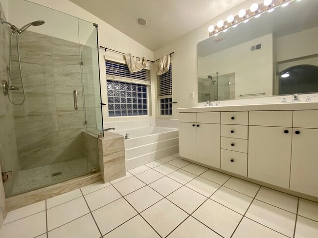 Building Photo - Desirable 5br3 car garage executive home b...