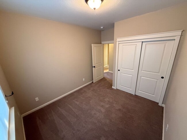 Building Photo - 3 Bedroom, 2 Bathroom Single-Level Duplex in The Stonegate Community