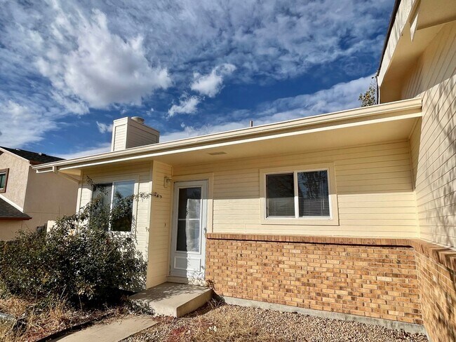 Building Photo - 2 Bedroom 1 Bath Rancher in Constitution H...