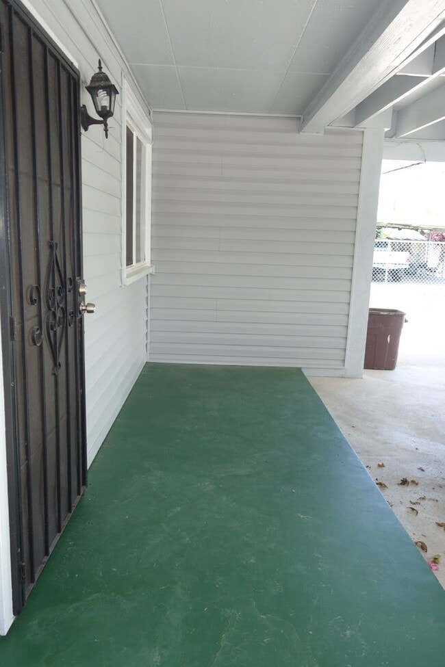 Building Photo - Spacious 3 BD / 3 BA House Minutes from Fa...