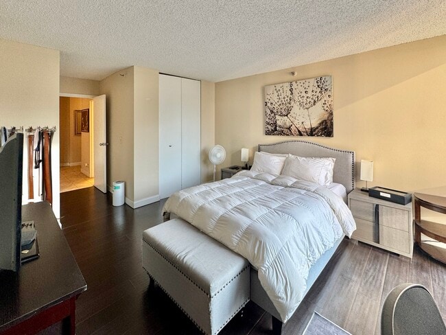 Building Photo - 200 N Dearborn St